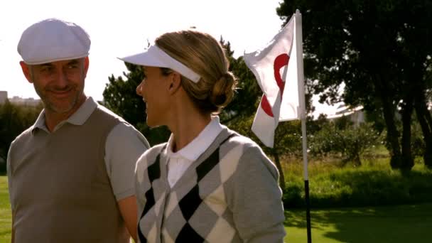 Golfen paar op de golfbaan — Stockvideo