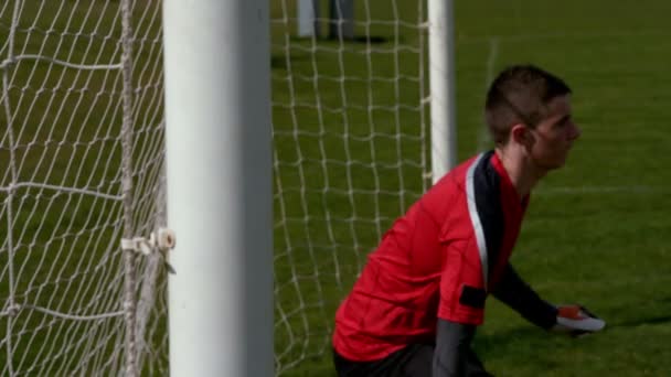 Goleiro em vermelho deixando entrar um gol — Vídeo de Stock