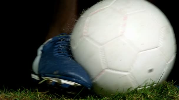 Fotbollsspelare sparkar boll på gräs — Stockvideo