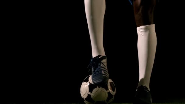 Voetbal speler controlerende bal — Stockvideo