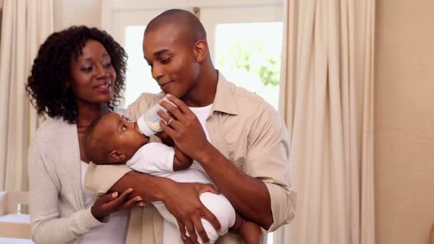 Pai alimentando bebê filho com a mãe — Vídeo de Stock