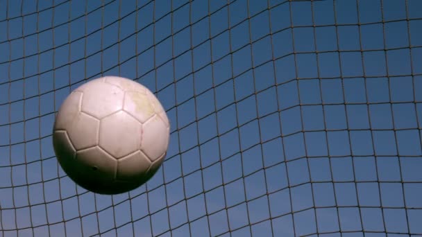 Футбол бьет по задней части сетки — стоковое видео