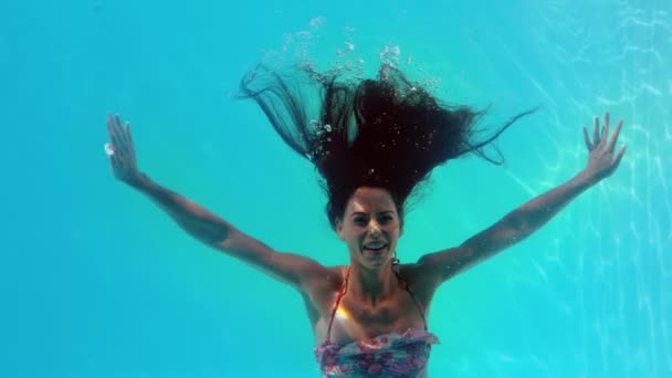 Brunetka pływanie pod wodą w basenie — Wideo stockowe