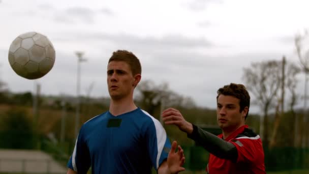 Jogadores de futebol atacando para a bola — Vídeo de Stock