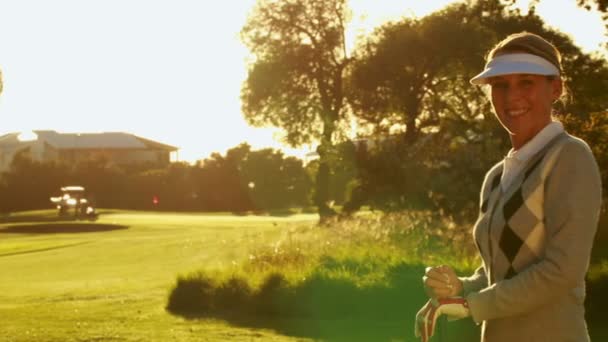 Женщина на поле для гольфа — стоковое видео