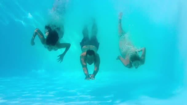 Przyjaciele pływanie pod wodą w basenie razem — Wideo stockowe