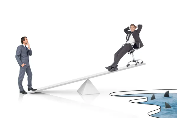 Balanças brancas medindo dois homens de negócios — Fotografia de Stock