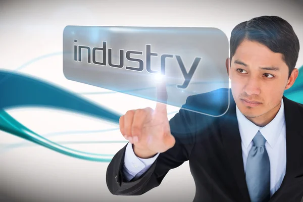 Affärsman som pekar till ordet industri — Stockfoto