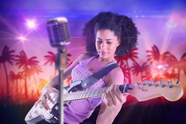 Tyttö soittaa kitaraa — kuvapankkivalokuva
