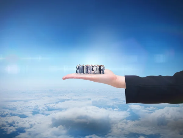 Geschäftsleute stehen gegen blauen Himmel auf — Stockfoto