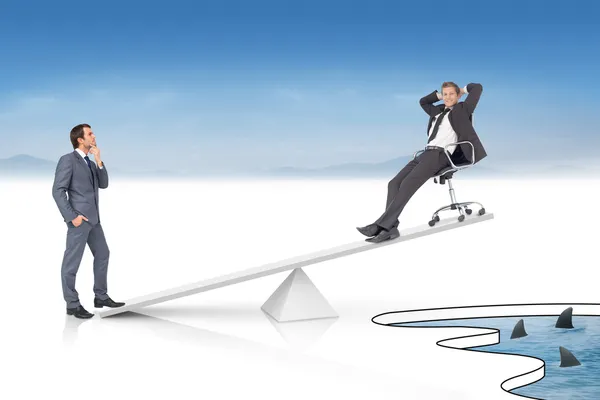 Balanças brancas pesando dois empresários — Fotografia de Stock