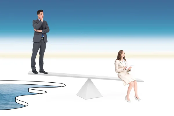 ビジネスマンやビジネスウーマンの重量を量る白のスケール — ストック写真