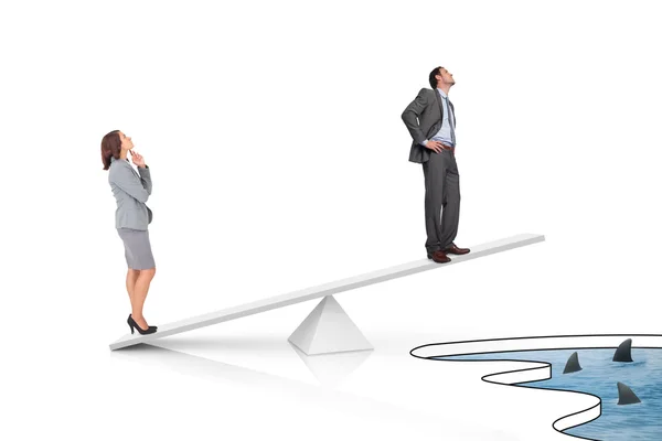 Balance blanche mesurant homme d'affaires et femme d'affaires — Photo