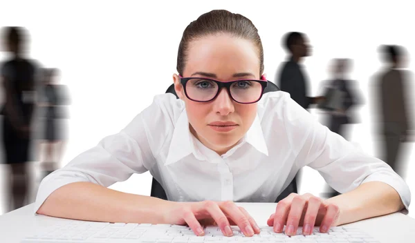 Mujer de negocios escribiendo en un teclado —  Fotos de Stock