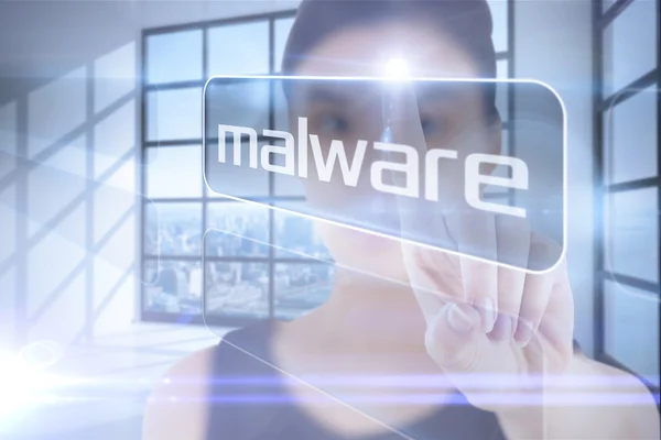 Empresaria apunta a palabra malware — Zdjęcie stockowe
