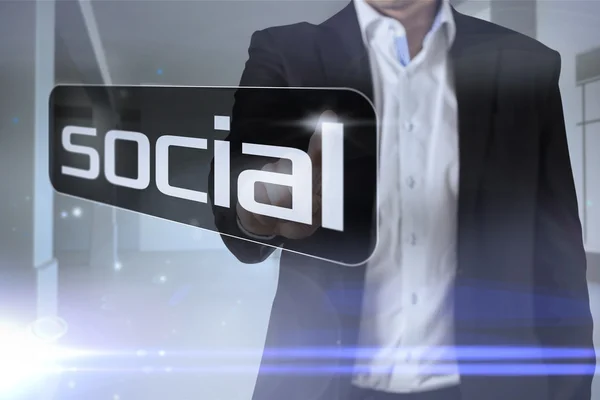 Affärsman som pekar till word sociala — Stockfoto