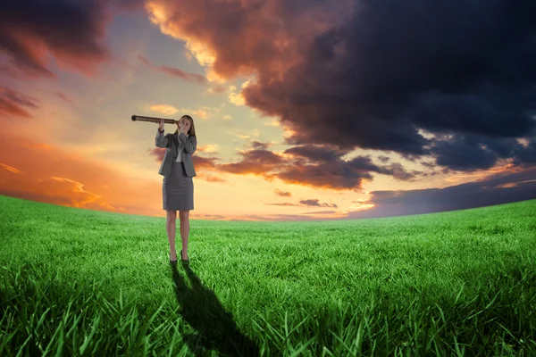 Donna d'affari che guarda attraverso il telescopio — Foto Stock