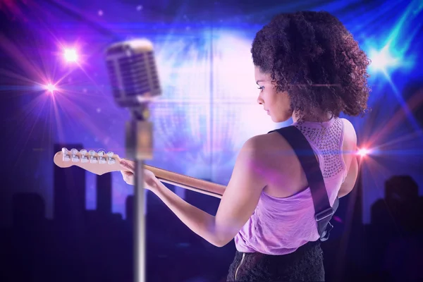 Girl playing guitar — Stock Photo, Image