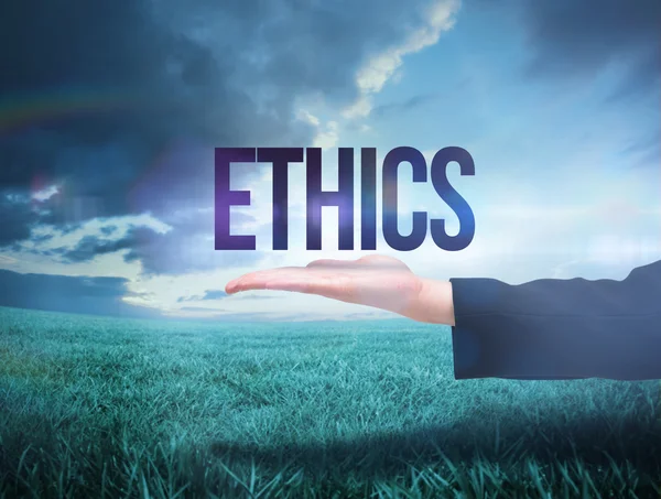 Businesswomans hand presentera ordet etik — Stockfoto