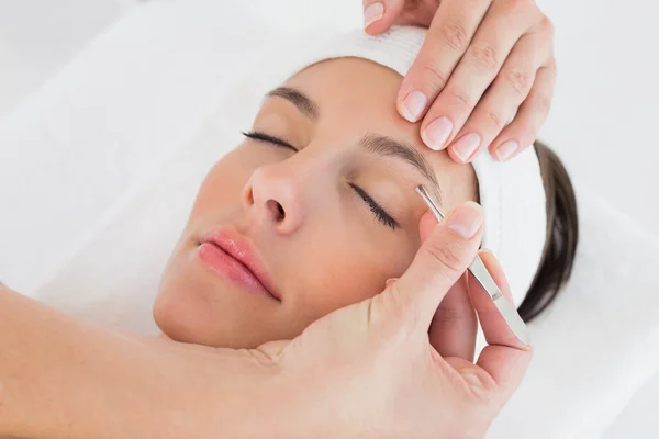 Hand applying eyeshadow to beautiful woman — Stock Photo, Image