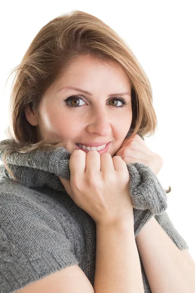 Nahaufnahme Porträt einer Frau in warmer Kleidung — Stockfoto