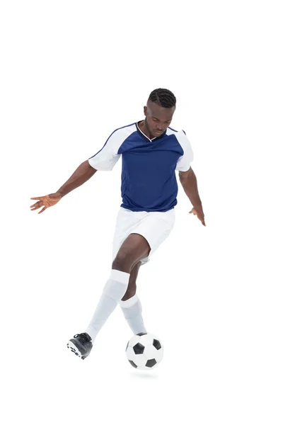 Jugador de fútbol en camiseta azul controlando la pelota — Foto de Stock