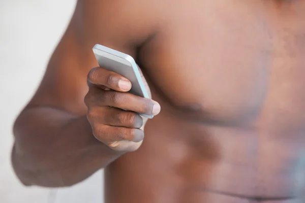 Hombre sin camisa mensajes de texto en el teléfono — Foto de Stock