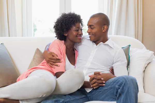 Casal feliz relaxante no sofá — Fotografia de Stock