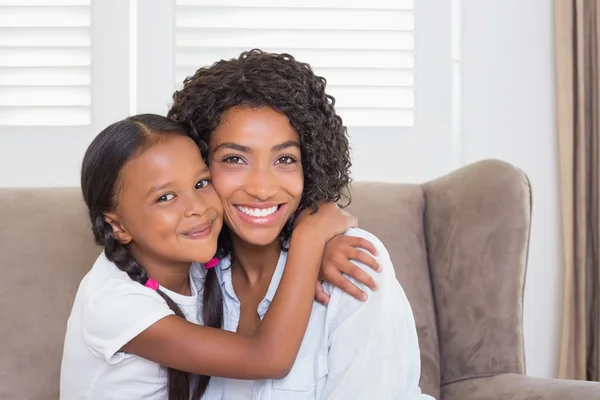 Mooie moeder met haar dochter — Stockfoto