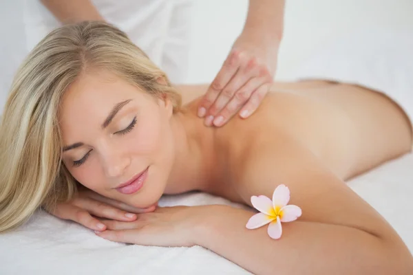 Loira bonita desfrutando de uma massagem — Fotografia de Stock