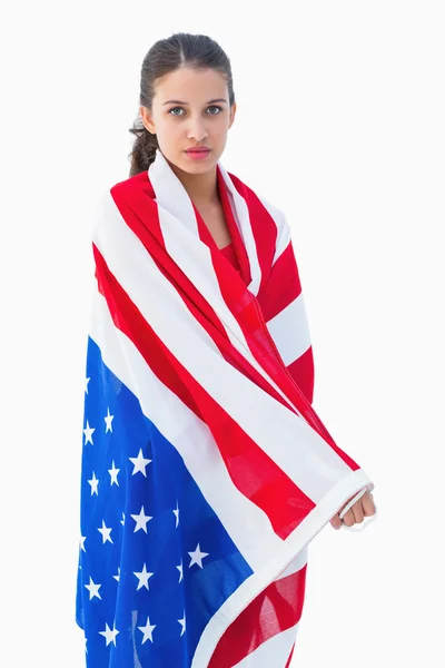 かなりブルネットはアメリカの国旗を身に着けて — ストック写真