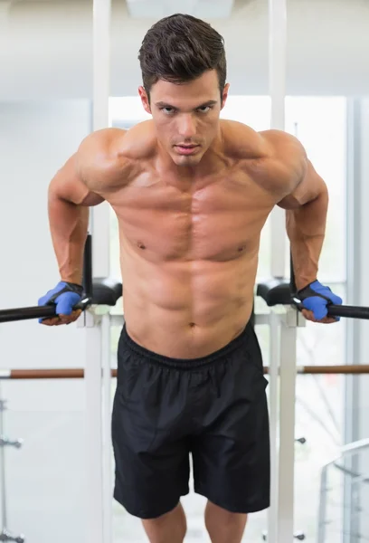 Hombre muscular haciendo entrenamiento de fitness crossfit en el gimnasio — Foto de Stock