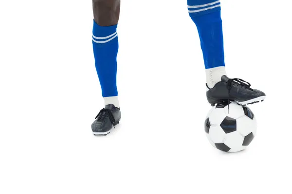 Piłkarz w kolorze niebieskim z piłką — Zdjęcie stockowe