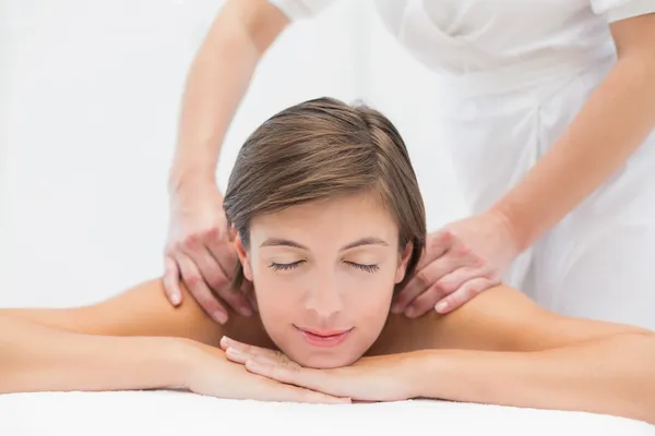 Привлекательная женщина получает массаж плеч в спа-центре — стоковое фото