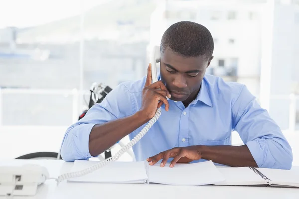 Seriös affärsman i telefon på skrivbordet — Stockfoto