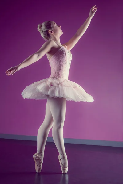 Грациозная балерина танцует на пуантах — стоковое фото
