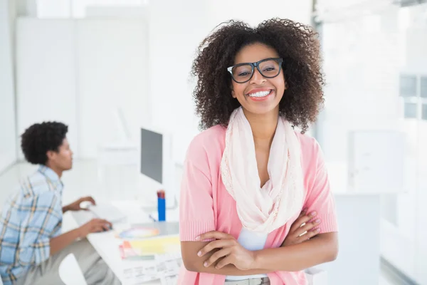 Jonge ontwerper glimlachen op camera — Stockfoto