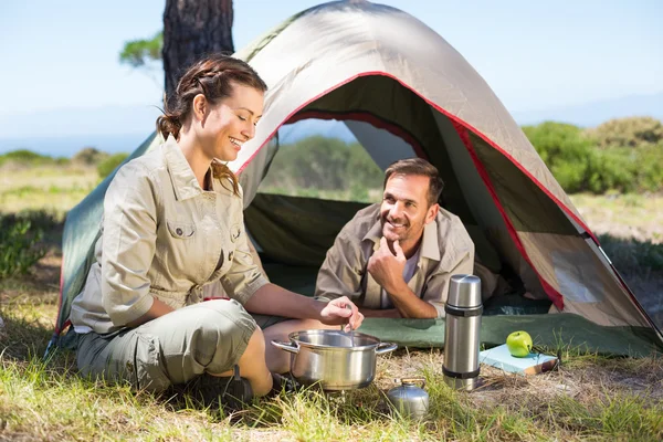 Coppia cucina su stufa da campeggio tenda esterna — Foto Stock