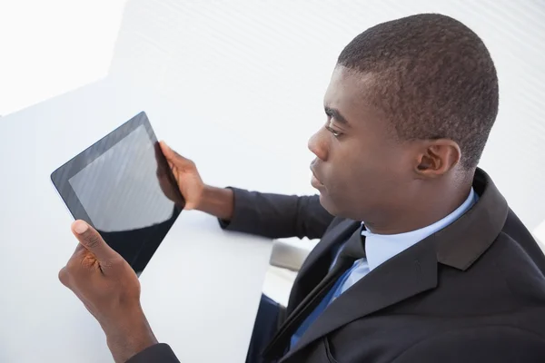 Konzentrierter Geschäftsmann mit Blick auf sein Tablet — Stockfoto