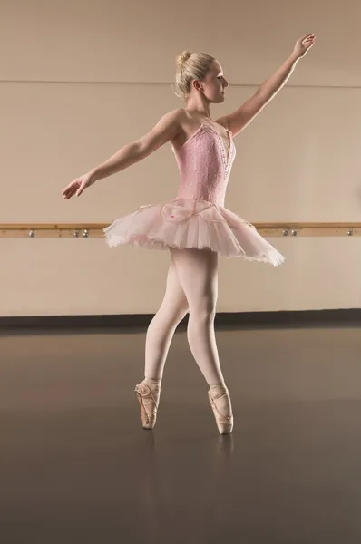 Beautiful ballerina dancing en pointe — Stock Photo, Image