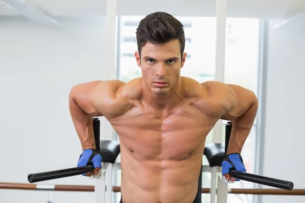 Hombre muscular haciendo entrenamiento de fitness crossfit en el gimnasio —  Fotos de Stock