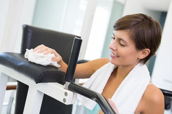 Fit brunette wiping down bench — Stock Photo, Image