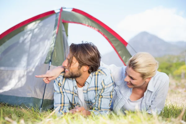 夫妇躺在他们的帐篷 — 图库照片