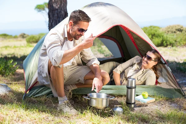 アウトドア好きのカップル キャンプ ストーブで調理 — ストック写真