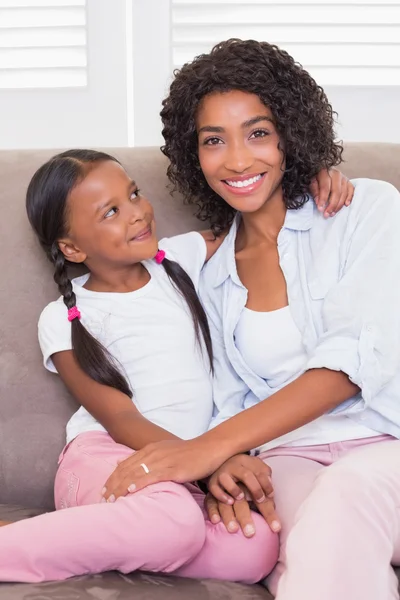 Mãe bonita com sua filha — Fotografia de Stock