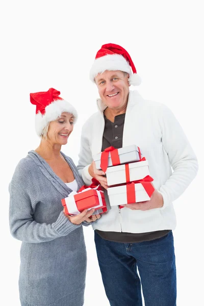 Festliches älteres Paar in Winterkleidung mit Geschenken — Stockfoto