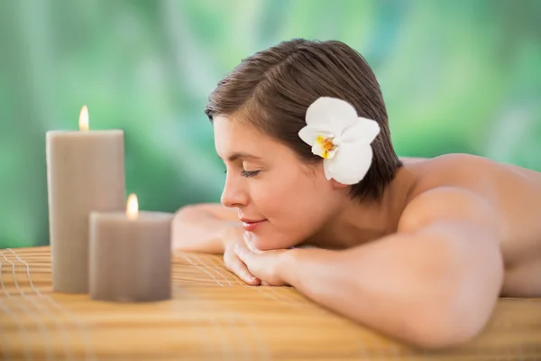 Mulher bonita na mesa de massagem — Fotografia de Stock