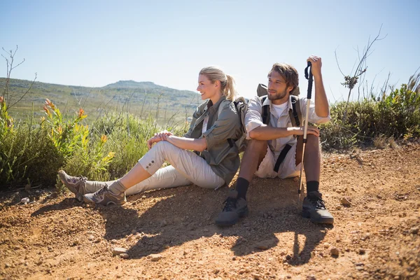 Casal fazendo uma pausa no terreno da montanha — Fotografia de Stock