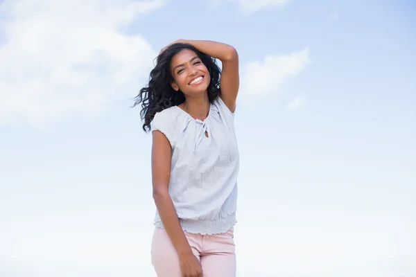 Casual bella donna sorridente alla macchina fotografica — Foto Stock