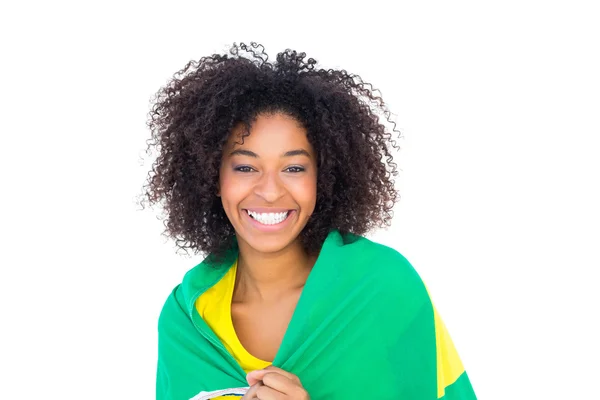 Söt flicka i gul tshirt håller brasiliansk flagga — Stockfoto